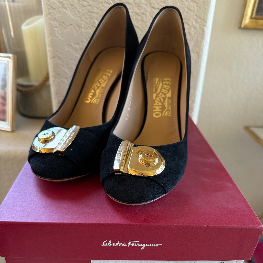 SALVATORE FERRAGAMO RARE Black Suede Fiamma Keyhole Block Heels 8.5 US
